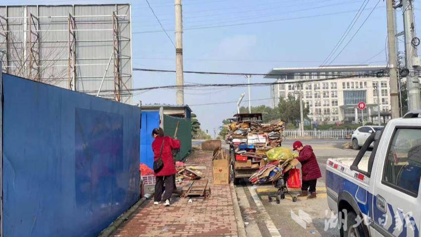 废品回收商清理废旧物品（陈群 供图）
