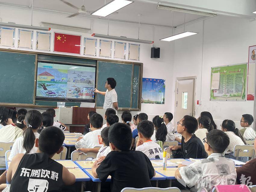 队员刘文斌正在授课（邹湘岚供图）