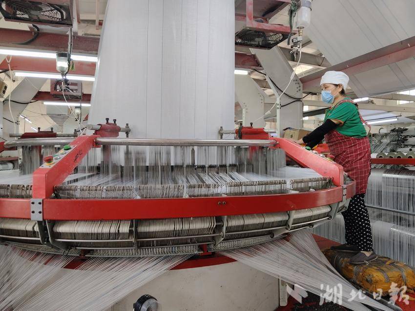 高温下恒龙塑业生产车间一派繁忙.docx