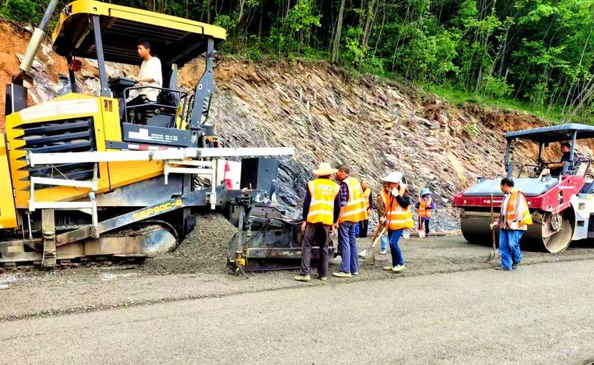建投集团久通路桥公司完成张家坪抽水蓄能项目配套公路水稳摊铺任务(2).doc