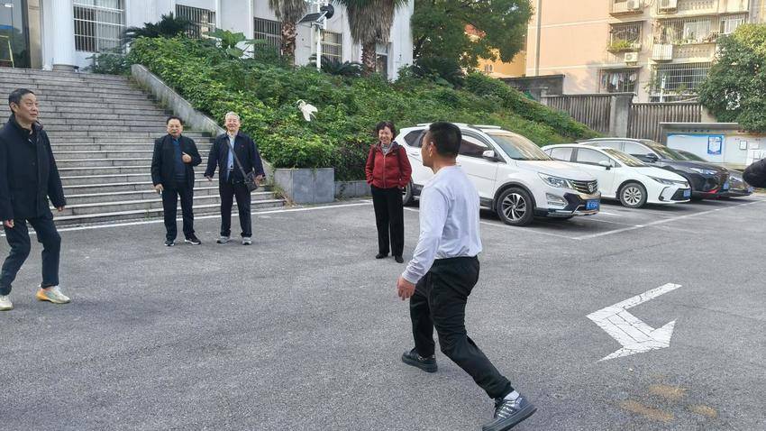 香锦社区举办重阳趣味运动会.docx