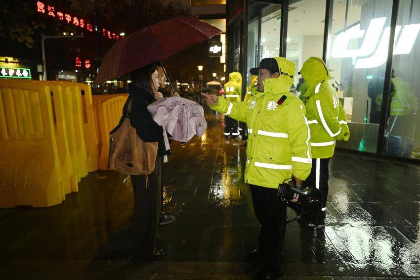 20260101 雨夜守跨年 藏蓝护祥和.docx