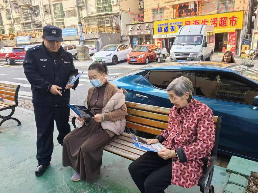 党建引领筑防线 反诈宣传进社区.doc