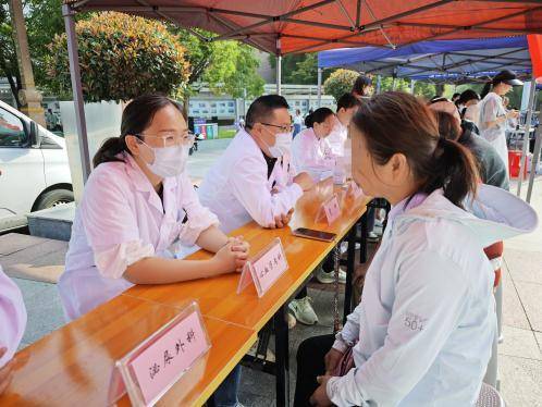 金秋送健康，情暖夕阳红——潜江市中心医院开展敬老月主题大型义诊活动（修改后）.docx