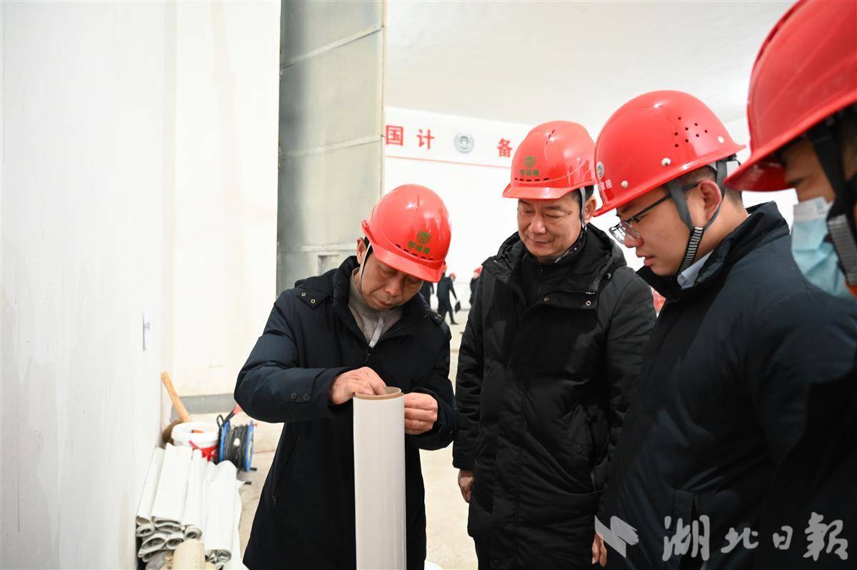 2024年，推广氮气气调的绿色仓储技术，卢志军（左一）检查仓内气密膜的材质（受访者提供）