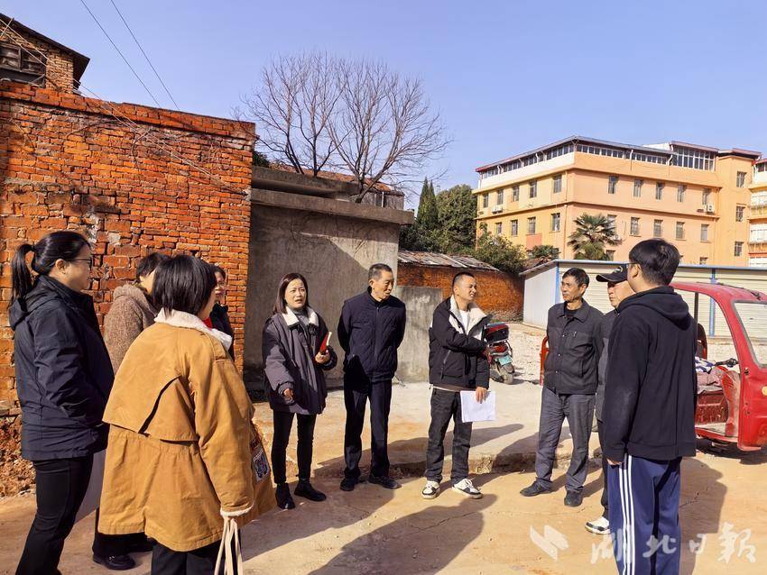 鱼岳镇东街社区：“逢四”面对面，有事您说话 .doc