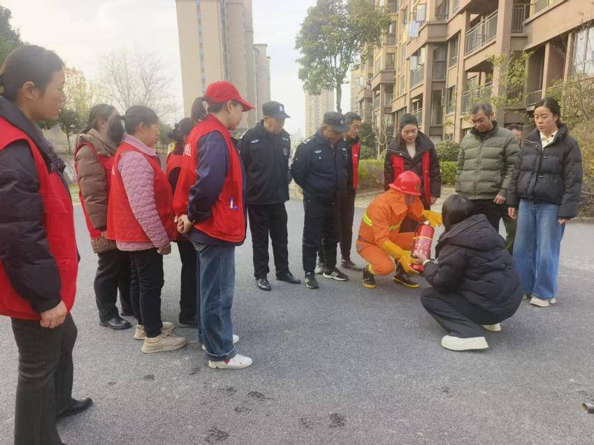 安陆经开区十里社区联合小区物业开展消防演练.docx