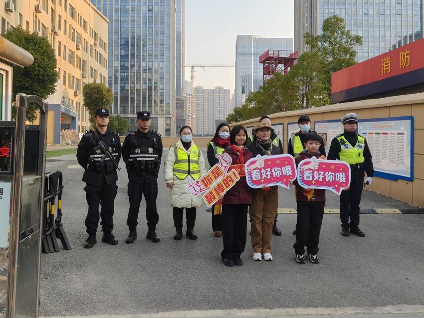 师生与护校民警合影