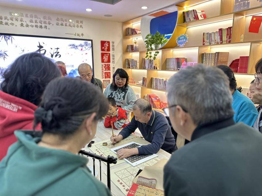 现场示范教练     课堂互动踊跃黄石港区书法艺术进社区暨区文艺夜校第八期培训活动成功举行.docx