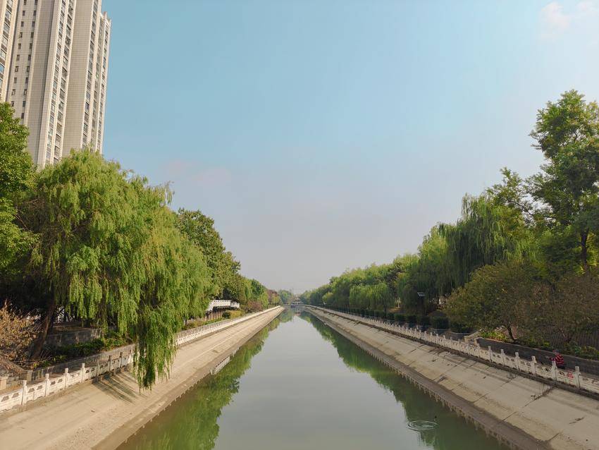天门：河山干渠水清岸绿美如画.doc