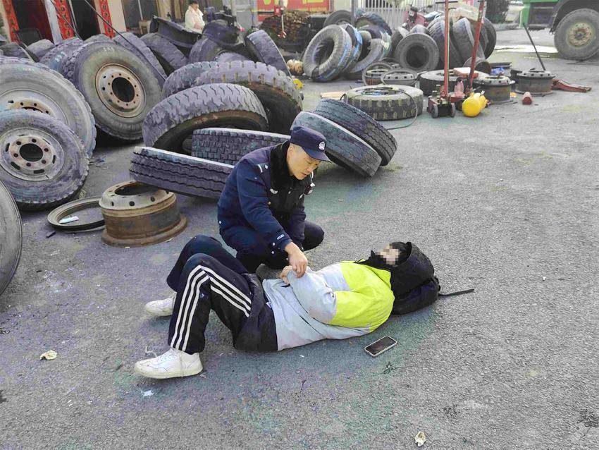 民警询问学生病状