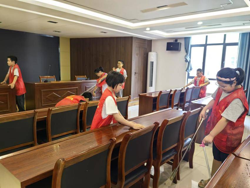 团山镇团山社区：暑期班少年化身“清洁卫士”点亮家园.docx