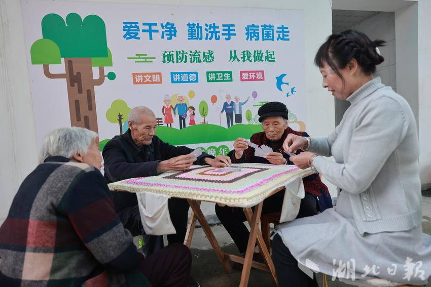 云梦县胡金店盛砦村幸福食堂工作人员陪老人娱乐。通讯员聂杰杰