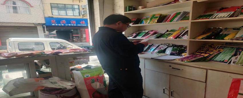 竹溪县向坝乡：市场监管所开展“春耕护农”专项检查.docx