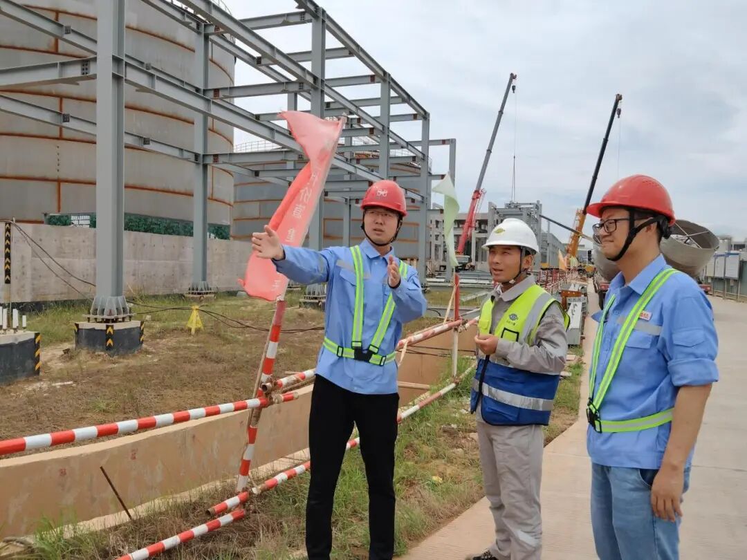 宜化磷化工项目建设期间，席军利（左一）现场巡查。三峡商报通讯员 董丹 摄.jpg