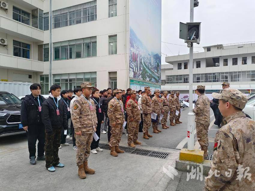 竹溪县水坪镇：热血青春赴军营 严把兵源第一关  .doc