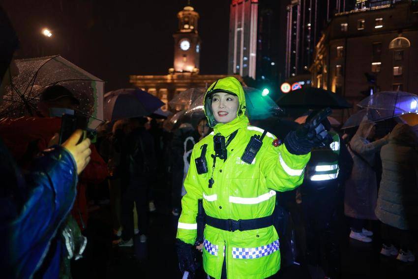 20260101 雨夜守跨年 藏蓝护祥和.docx