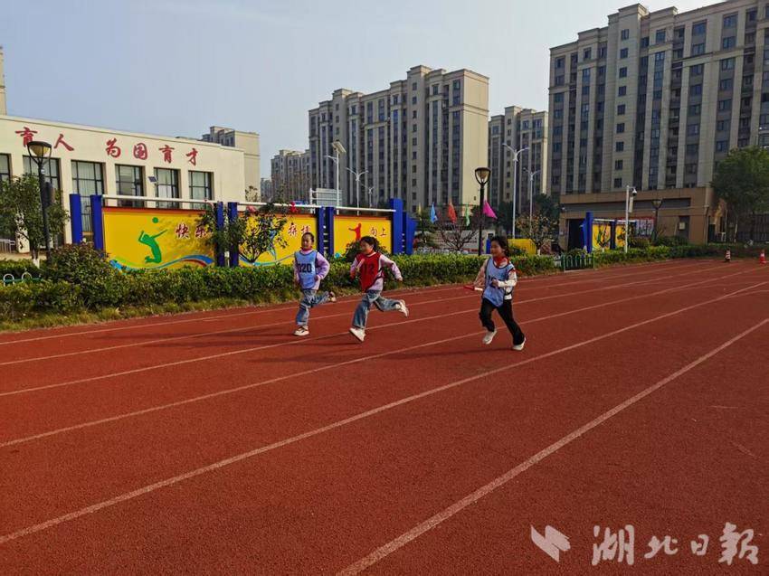 鄂州市杨叶镇白沙小学师生趣味运动会圆满举行.docx