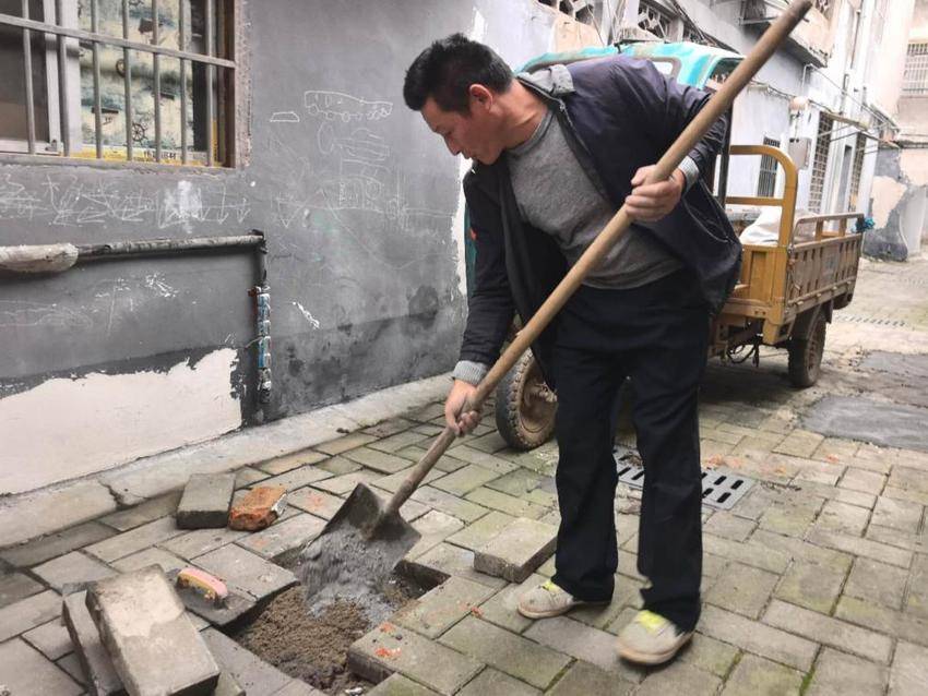 （1024）老河口市拦马河社区：及时修补坑洼路 解民忧暖民心.docx