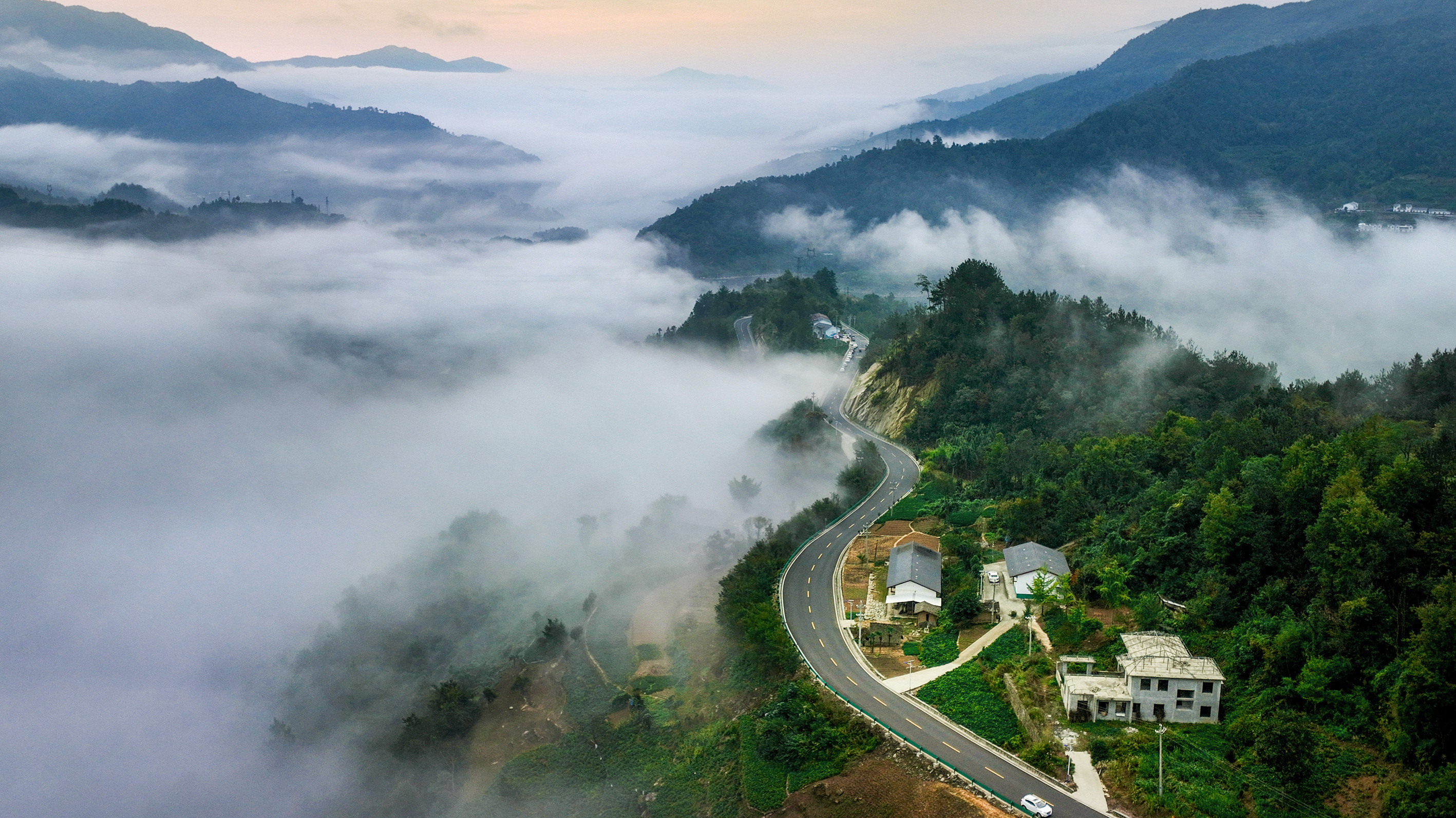 云海漫卷入山巅
