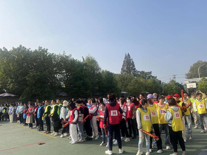 “逐梦金秋 奋进不止”——八吉府街道举办全民健身趣味运动会.docx