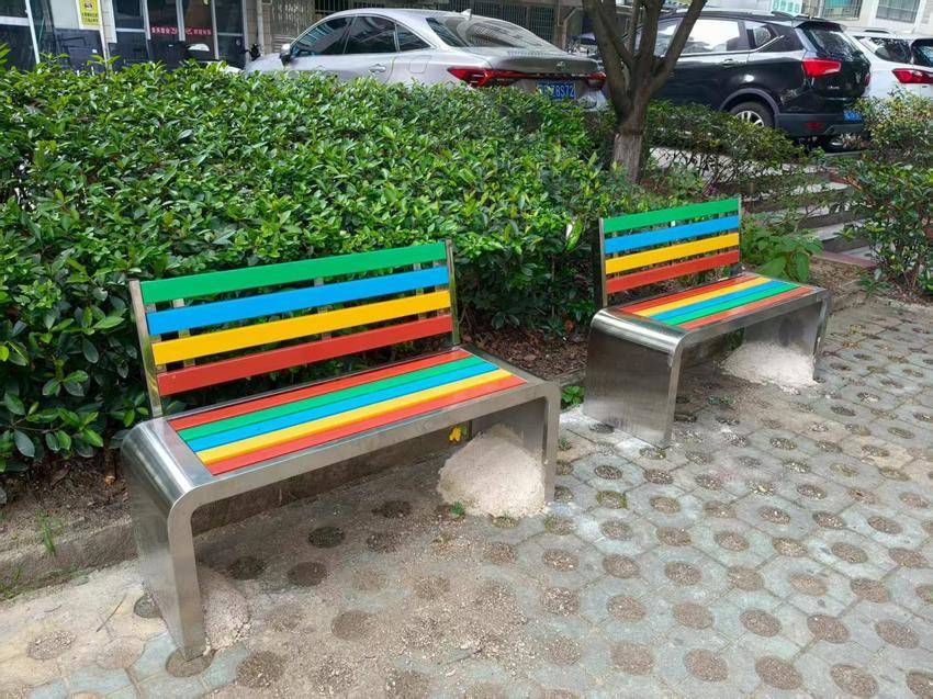 小区添设休闲座椅 贴心服务暖邻里.docx