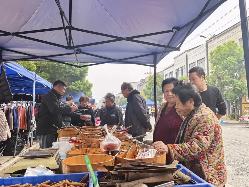 =马家寨乡“逢十集市”火热开场，点燃乡村振兴新引擎.docx