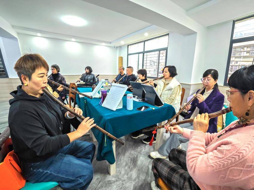 10.24营盘路社区老年学校洞箫课 银发学员奏响 幸福乐章.docx
