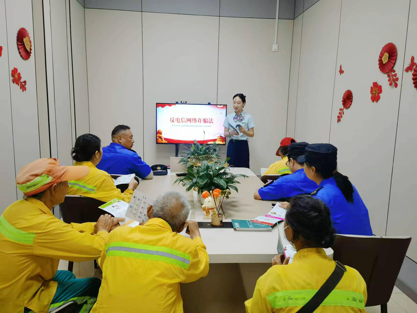 襄城区唐家巷社区工会：关爱户外职工，夏季送清凉.doc