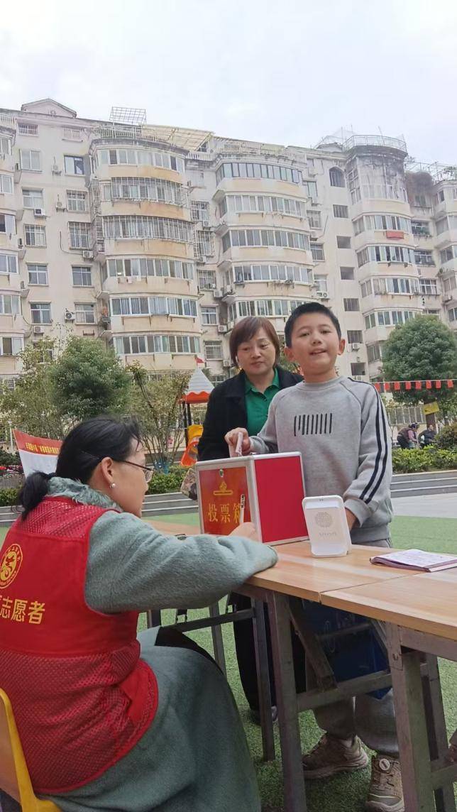 2025.10.29【美好丰润园】众志绘就家园新景，爱心铸就幸福之基【美好丰润园】众志绘就家园新景，爱心铸就幸福之基.docx