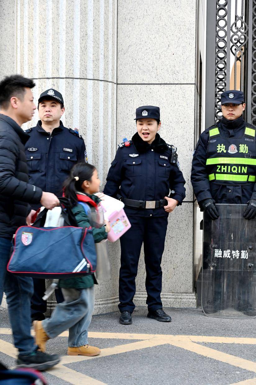 “陪”你上学 “护”你平安江岸公安多警联动全力护航“开学季”(1)(1)(1)(3).docx