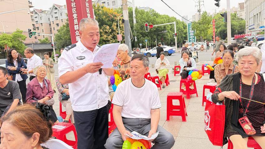 20250919社区广场上，民警发出“灵魂三问”反诈宣传.docx