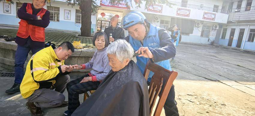 罗家桥街道：劳模引领，群团助力！新业态力量温暖老人心.docx