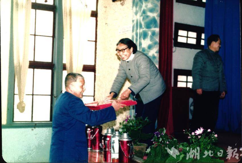 1988年3月10日，于振富同志在黄冈地区科技档案工作表彰大会上为获奖单位授奖。