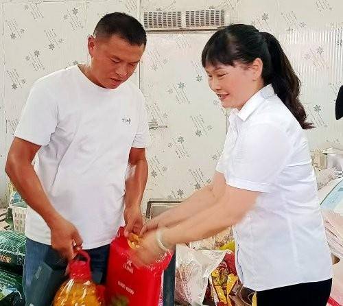 三省交界“卖油郎”唱响万吨业绩“黄梅戏”.docx