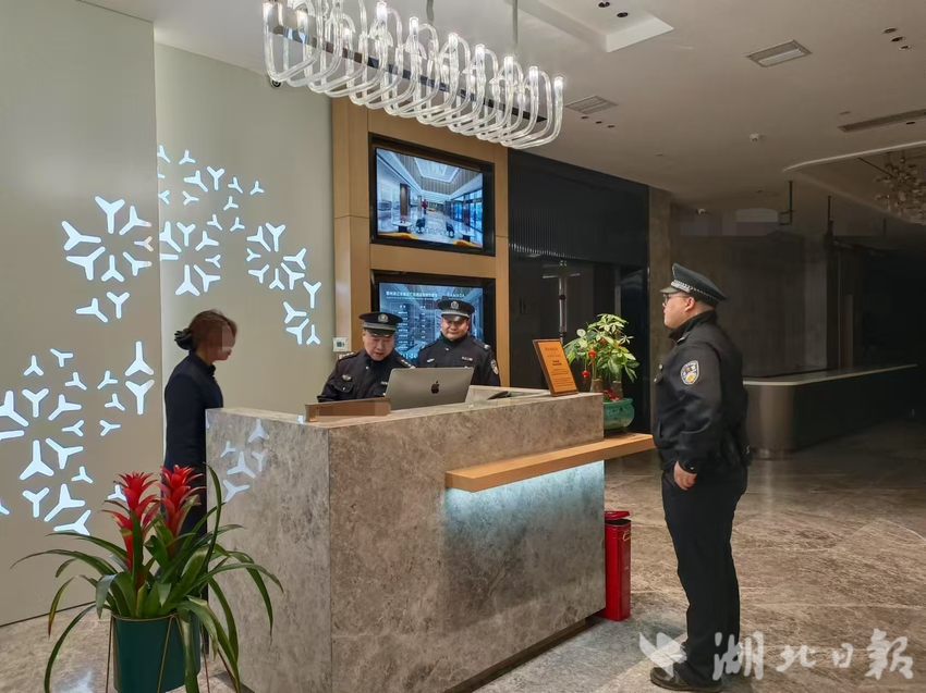 民警查阅台账