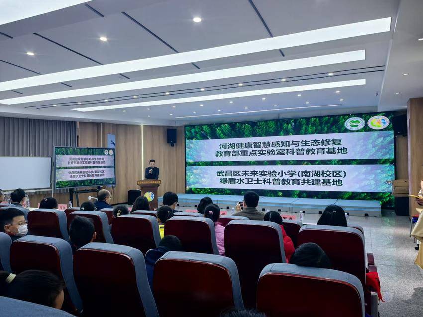 12.10  （投稿湖北日报）高校科研赋能小学科学教育  生态科普点亮南湖少年科学梦通讯稿钱宏昆、余燕丽18062506807-gj.doc