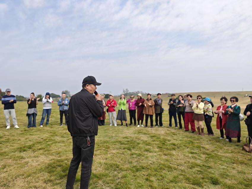 金色暖阳踏秋韵  邻里情深筑和谐.doc