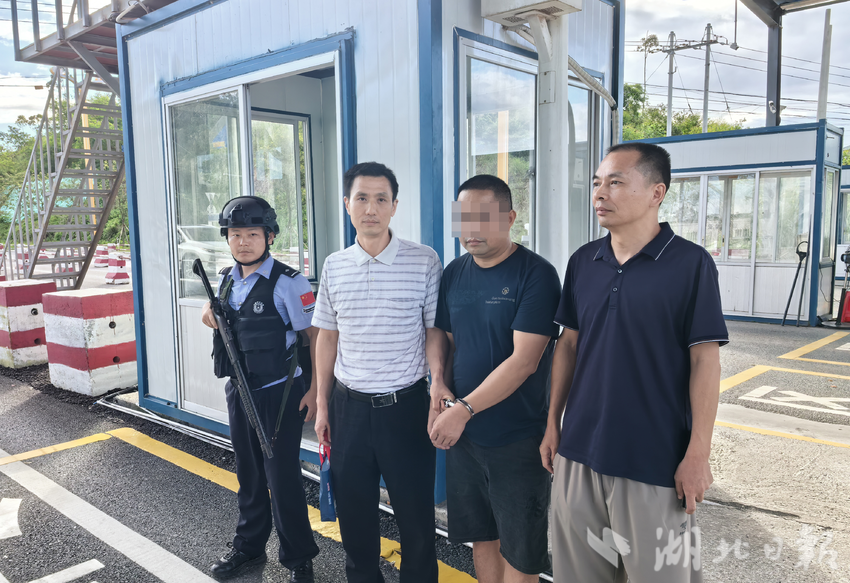 京山警方赴广西抓获犯罪嫌疑人潘某某