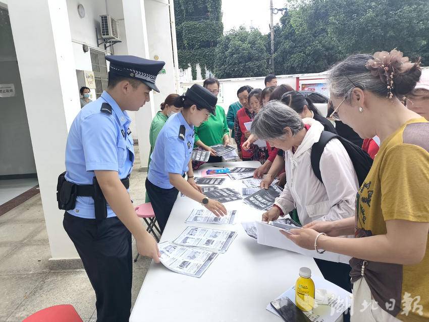 （民警“摆摊”宣传民法典知识）
