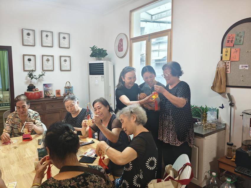 武汉江岸：名书记“1+10”传帮带 年轻社区书记跟班“取真经”.doc