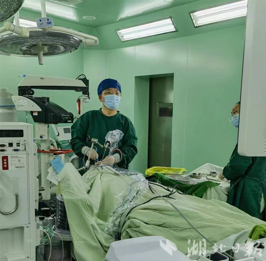 潘凡为患者做手术。