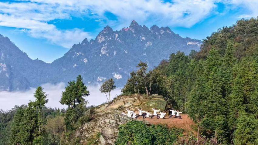 武当山国庆假期再现云海奇观 索道穿梭如入“天宫”(1).docx