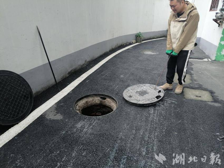 （1114）老河口市秋丰路社区：更换破损井盖  守护“脚下”安全.docx