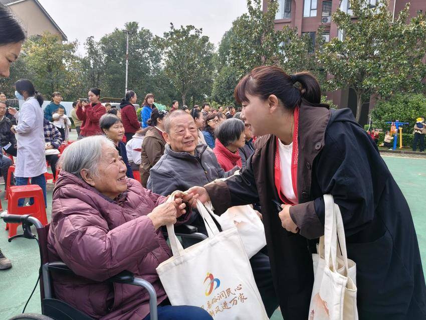 25.10.27  十年筑睦邻 重阳颂温情 总部鑫苑小区双庆活动圆满落幕 稿.docx
