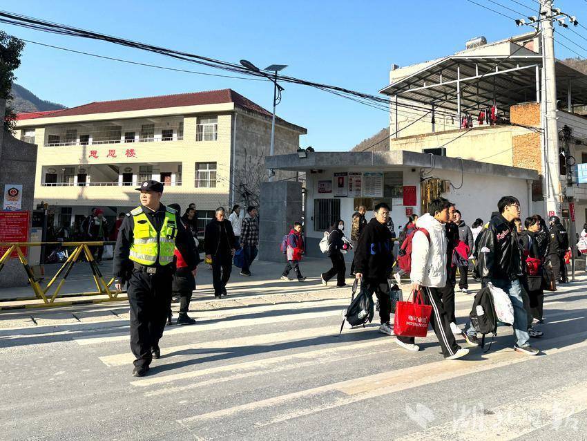 民警在校门口护学