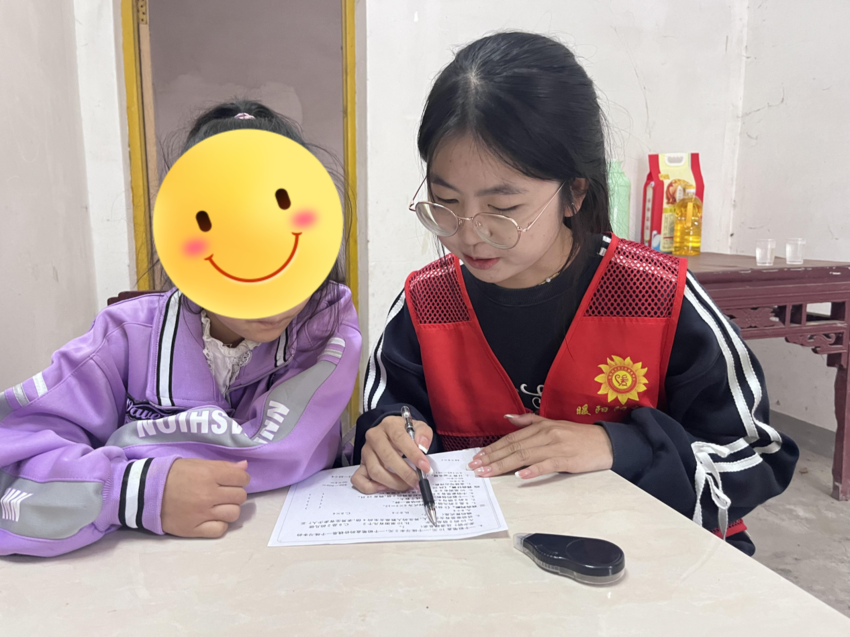 守望红色热土 拥抱红安童心.docx