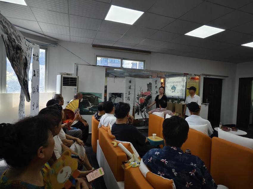 书香润社区 丹青绘未来——堤角社区书画沙龙开班仪式暨名家作品鉴赏会成功举办.docx