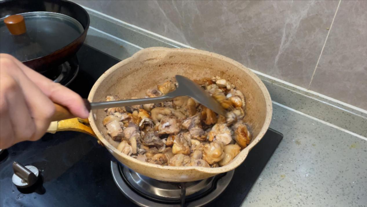 湖北南漳：特色干炒鸡.docx