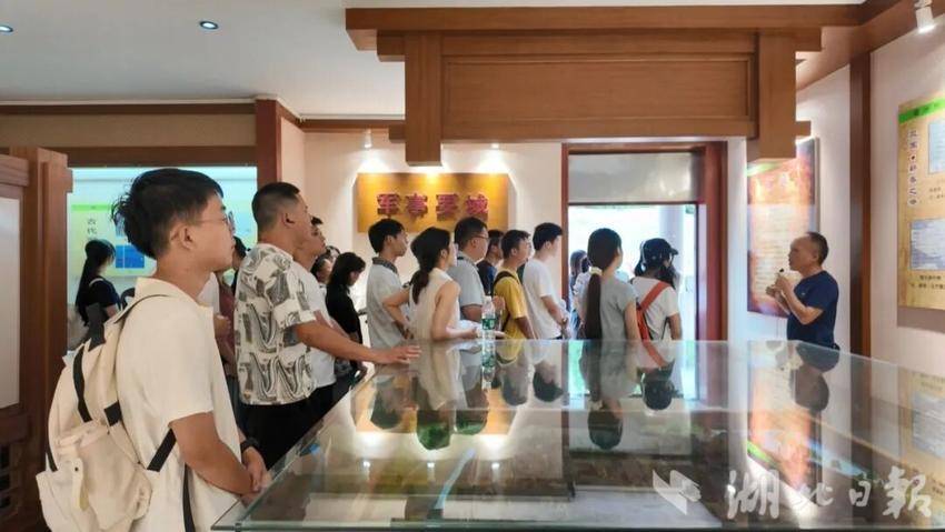 吴狄陆+蕲春举办青年学子家乡行活动+帮学子踢好求职“临门一脚”.mp4_snapshot_00.04.263.jpg